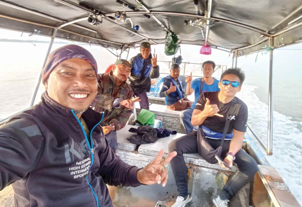 Semalaman di perairan Lukut