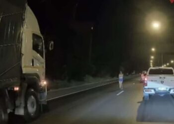 Wanita merajuk berdiri tengah jalan