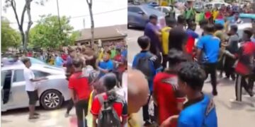 [VIDEO] Pelajar ‘naik tangan’ depan sekolah, polis buka siasatan kes rusuhan