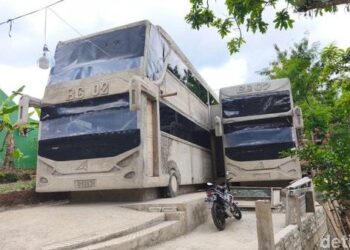 Lelaki bina rumah mirip bas dua tingkat