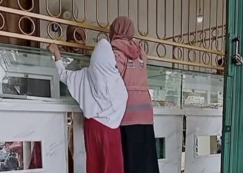 Budak mengamuk, ibu guna duit raya beli emas