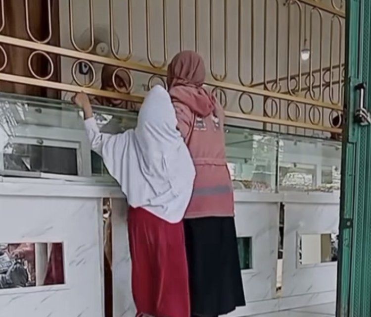 Budak mengamuk, ibu guna duit raya beli emas