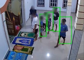 Siapa menyanyi dalam masjid waktu malam? 