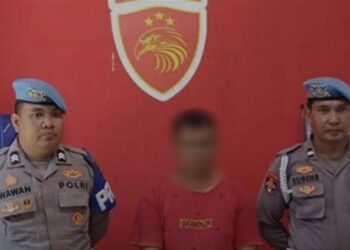 Pegawai polis tayang duit dekat WhatsApp Status