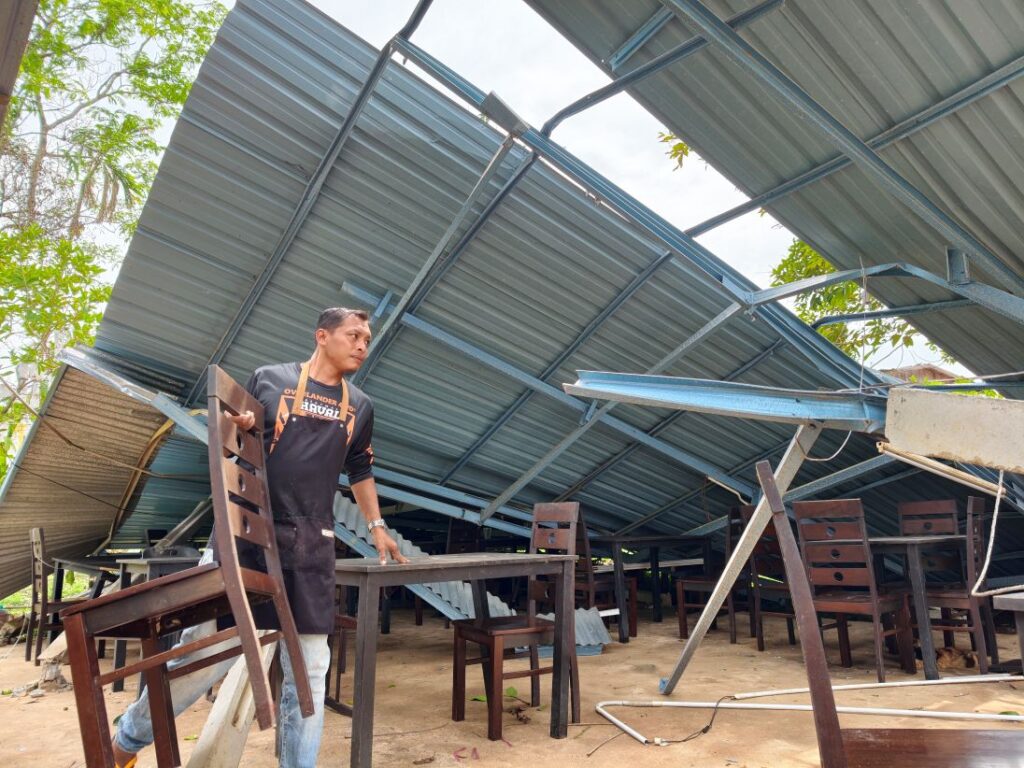 Angin kuat tumbangkan 10 tiang gerai