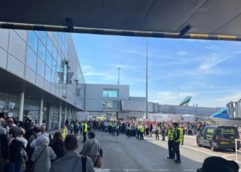 Penumpang diarah keluar, lapangan terbang terbakar