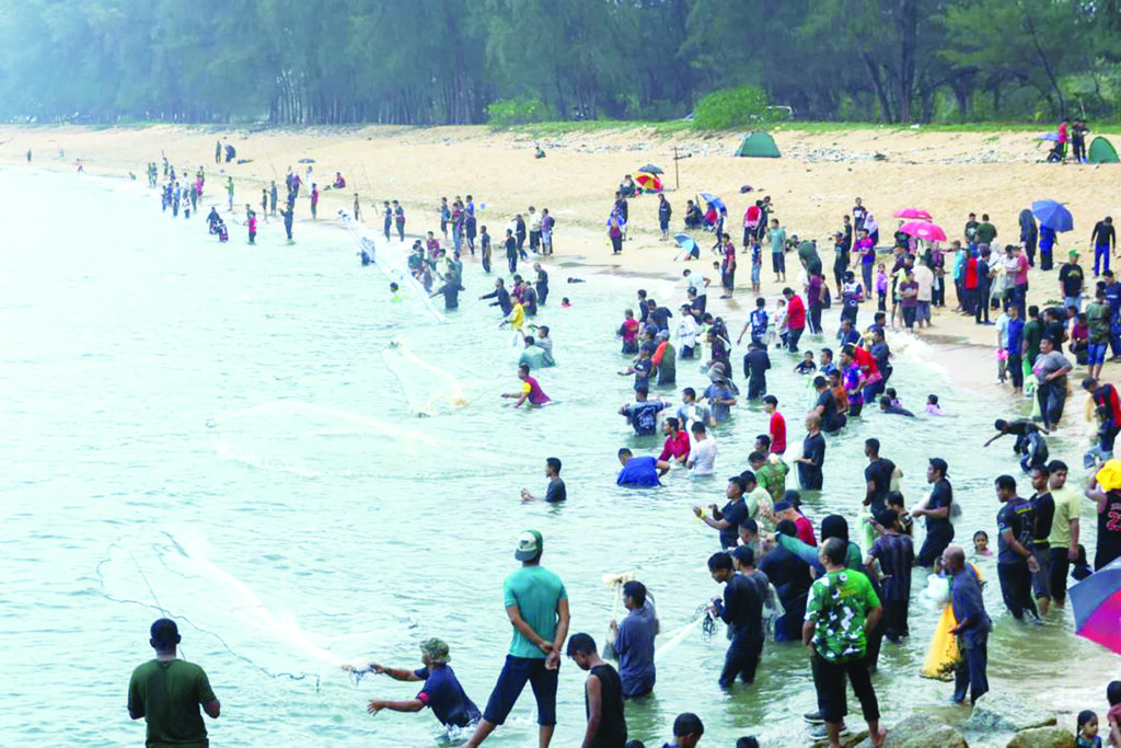 Pesta tangkap sotong jarum di Pantai Seberang Marang