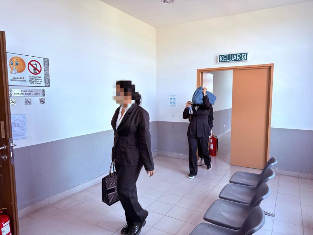 Tujuh lelaki didakwa berlagak, berpakaian wanita dalam apartmen