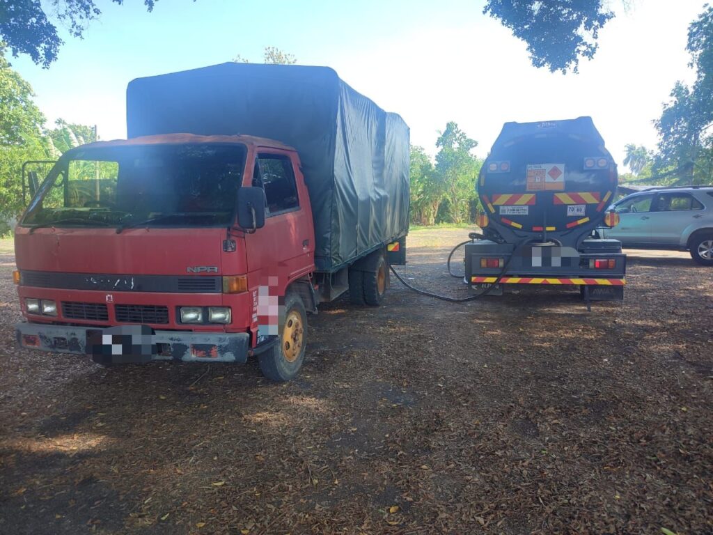 Dua lelaki dicekup ketika leka pindah diesel