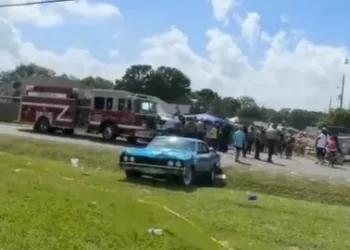 Pemandu mabuk rempuh peserta acara perarakan