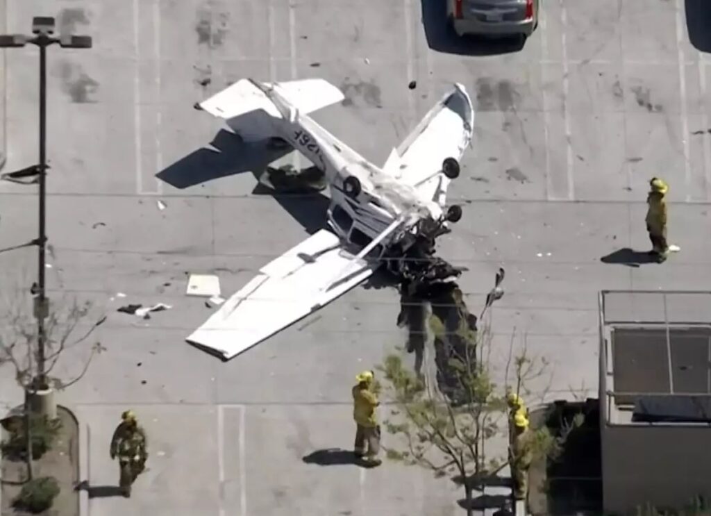 Pesawat langgar tiang elektrik, terbalik di tempat letak kereta