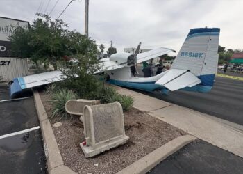 Pesawat mendarat tengah jalan, kecekapan juruterbang raih pujian