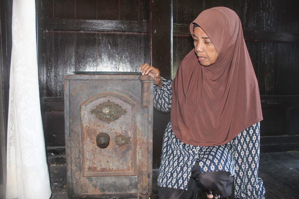 Kunci patah, kandungan peti besi kekal misteri