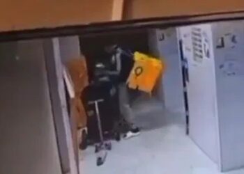 ‘Rider’ kencing dalam kereta sorong bayi