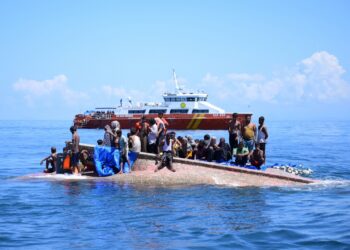 Bot bawa pelarian Rohingya, warga Bangladesh karam, 250 hilang