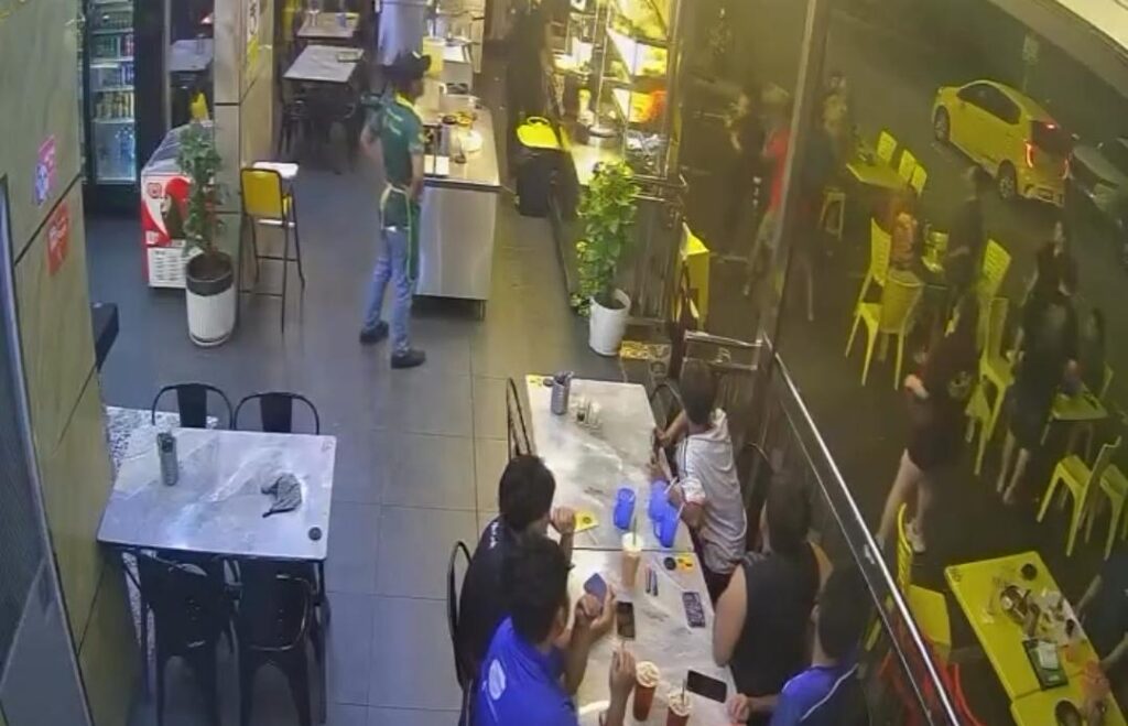 Bergaduh di restoran angkara rokok