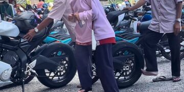 [VIDEO] ‘Pak cik cacat penglihatan teruja sentuh ‘superbike’