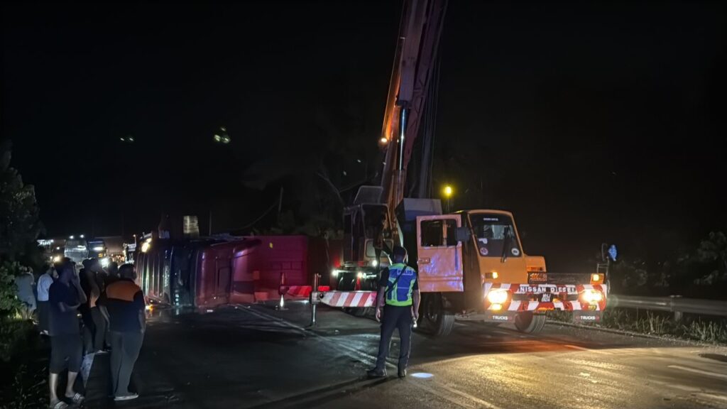 Treler terbabas melintang jalan, trafik Jalan Gua Musang-Kuala Lipis sesak 7 km