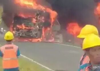 Bas langgar lori tangki, 16 terbunuh