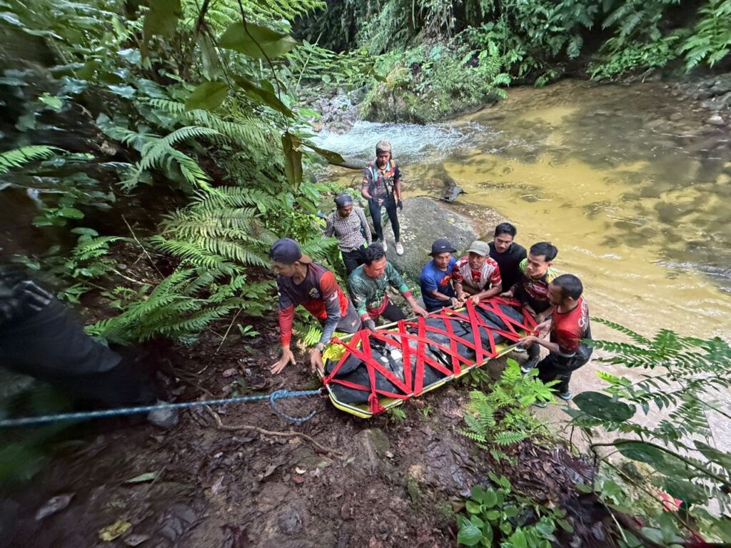 Ibu tunggal maut tergelincir ke dalam sungai ketika daki gunung
