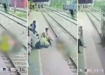 2 wanita digilis kereta api ketika lintas landasan