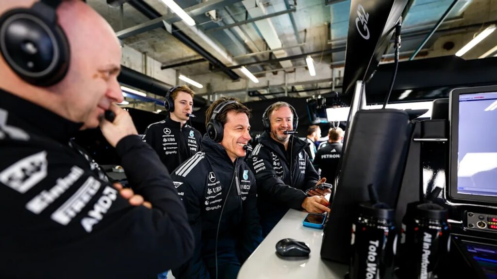 F1: Mercedes beri amaran isu enjin V8