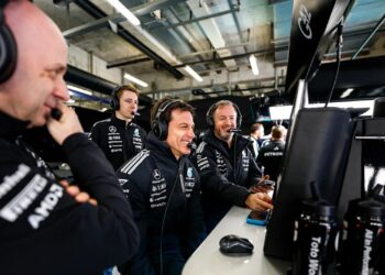 F1: Mercedes beri amaran isu enjin V8