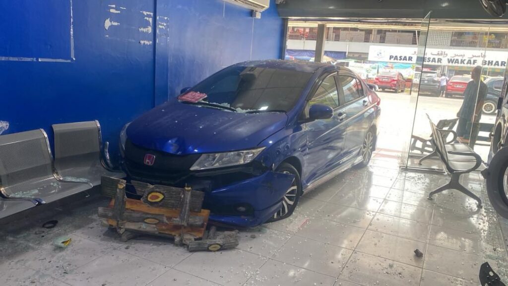 Tertekan pedal minyak ketika pusingan-U, Honda City rempuh dobi layan diri