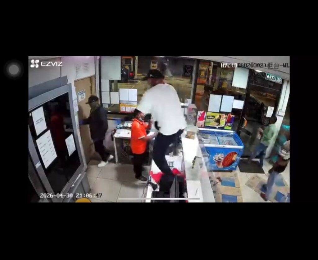 Dua lelaki bersenjata samun stesen minyak Jenjarom