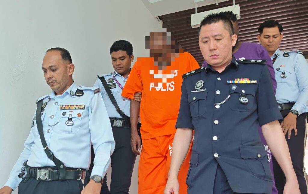 Van bawa pelancong terbalik, pemandu direman 7 hari