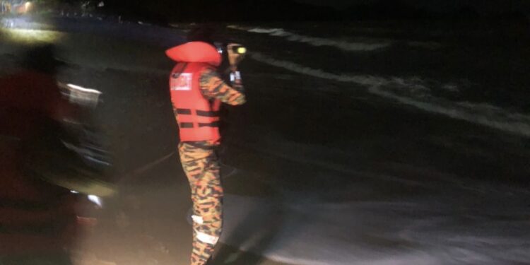 Pekerja jet ski hilang di Pantai Tengah