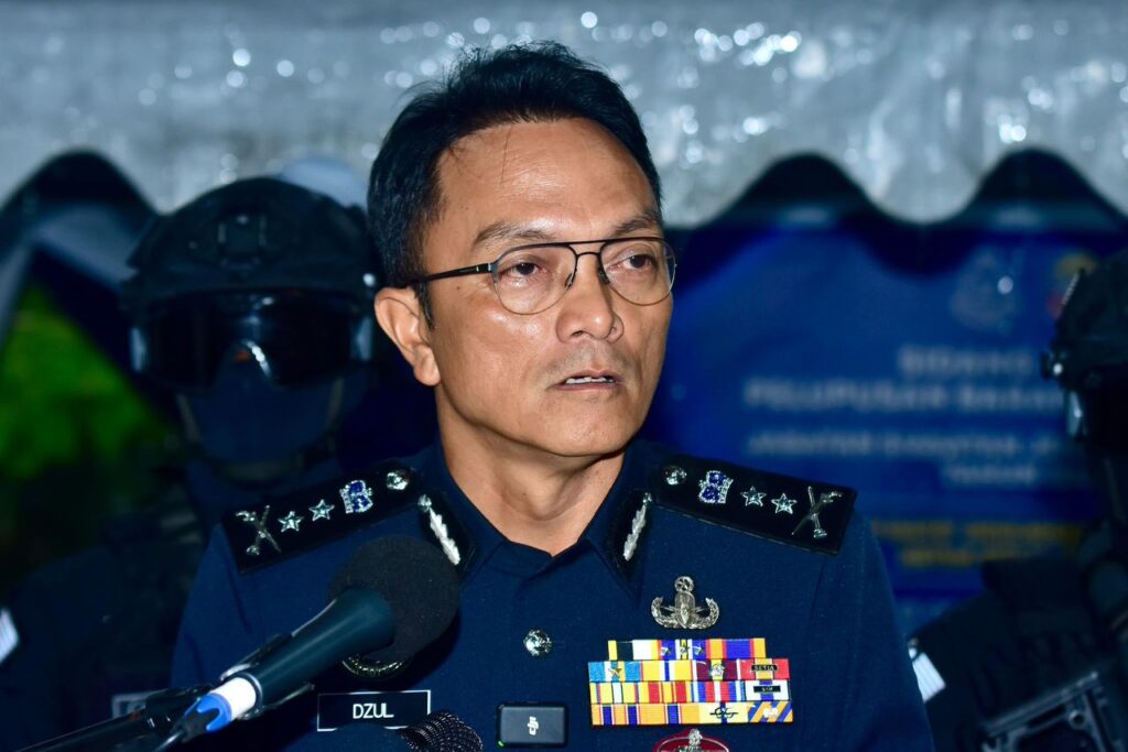 Remaja hisap vape mushroom kelar leher, tangan sendiri