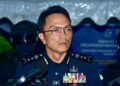 Remaja hisap vape mushroom kelar leher, tangan sendiri