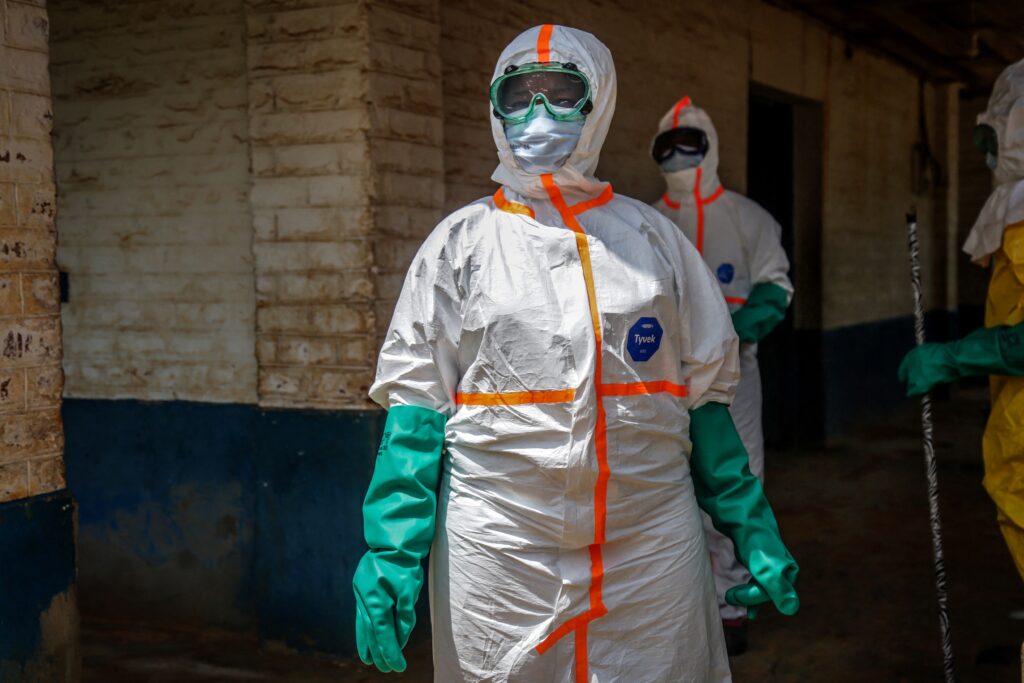Wabak Ebola makin buruk, lebih 900 kes dikesan