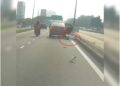 [VIDEO] Cemas dipandang, wanita terjun dari kereta e-hailing
