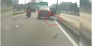[VIDEO] Cemas dipandang, wanita terjun dari kereta e-hailing