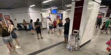 [VIDEO] MRT Bukit Bintang ‘kepam’, lantai licin gara-gara Festival Rain Wave