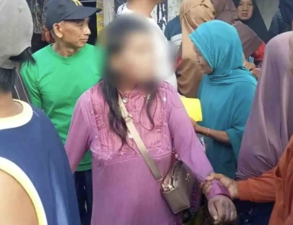 Kecoh wanita pakai duit palsu beli-belah di pasar