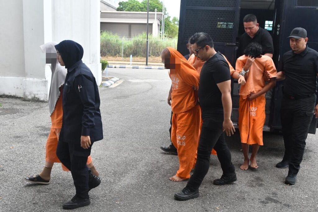 61 tikaman: Suami, isteri warga emas dibebas jaminan polis