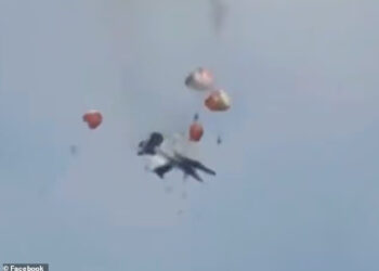 [VIDEO] 2 jet perang AS bertembung, meletup di udara