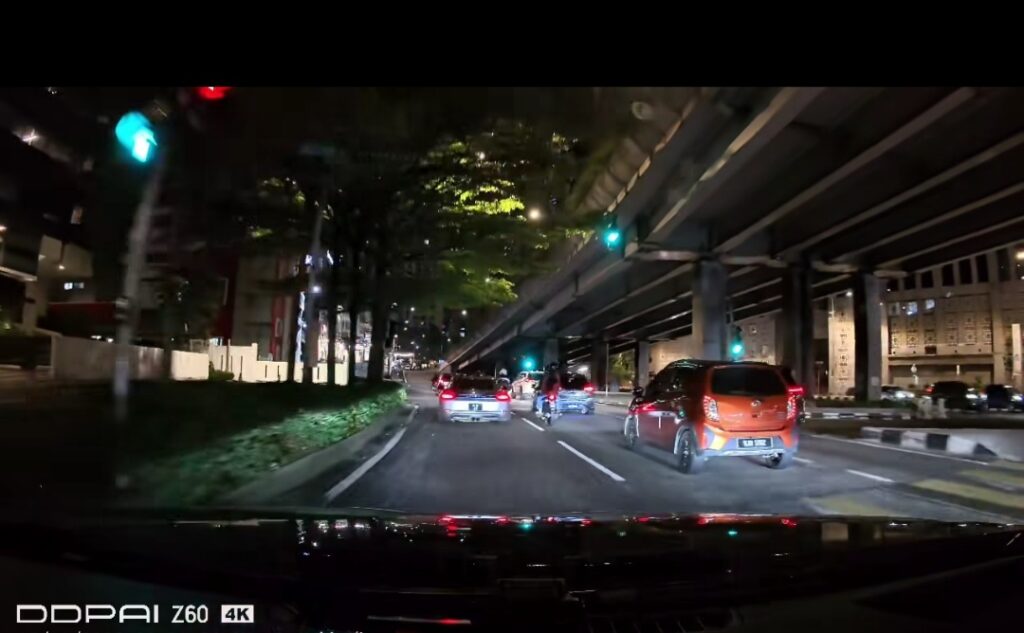 ‘Tolong baiki Jalan Tun Razak, berlubang macam di bulan’
