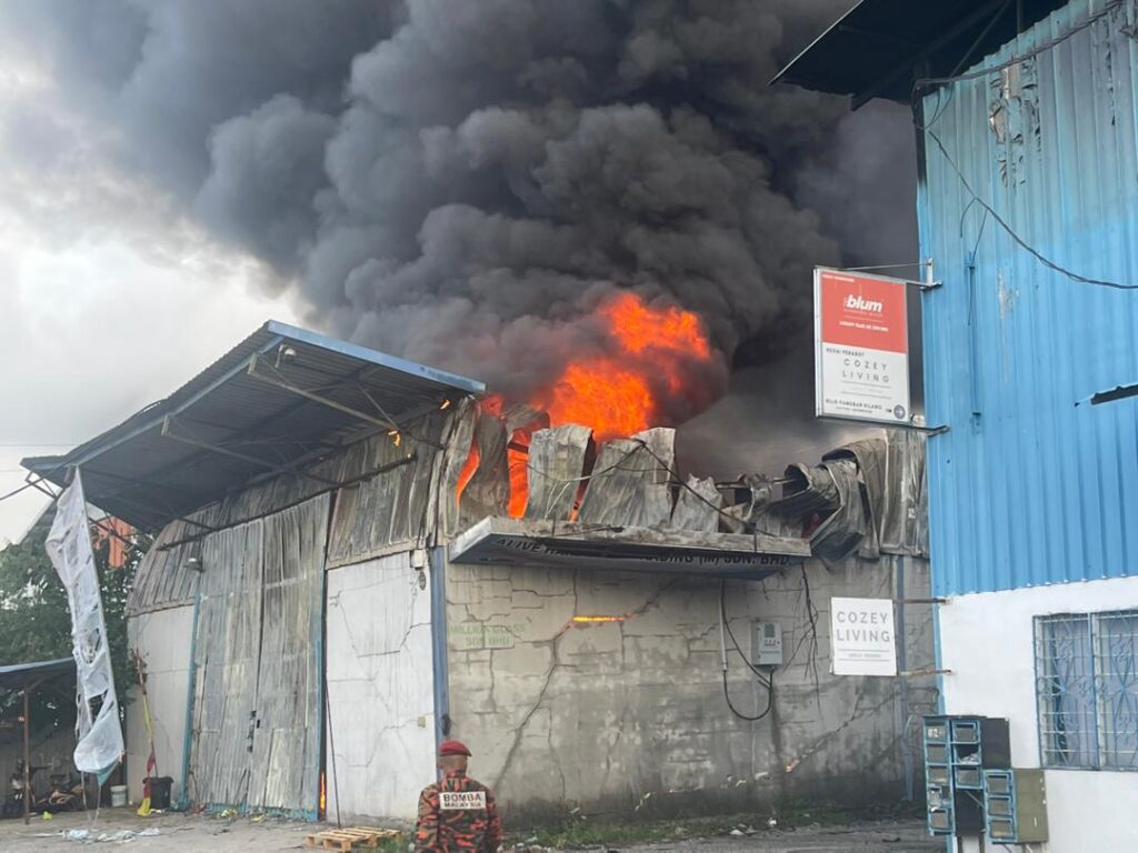 2 kilang musnah terbakar