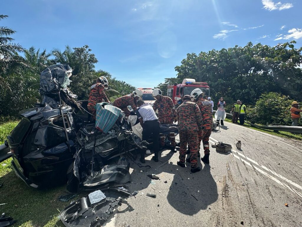 Pemandu Xpander maut tersepit bertembung treler bawa sawit