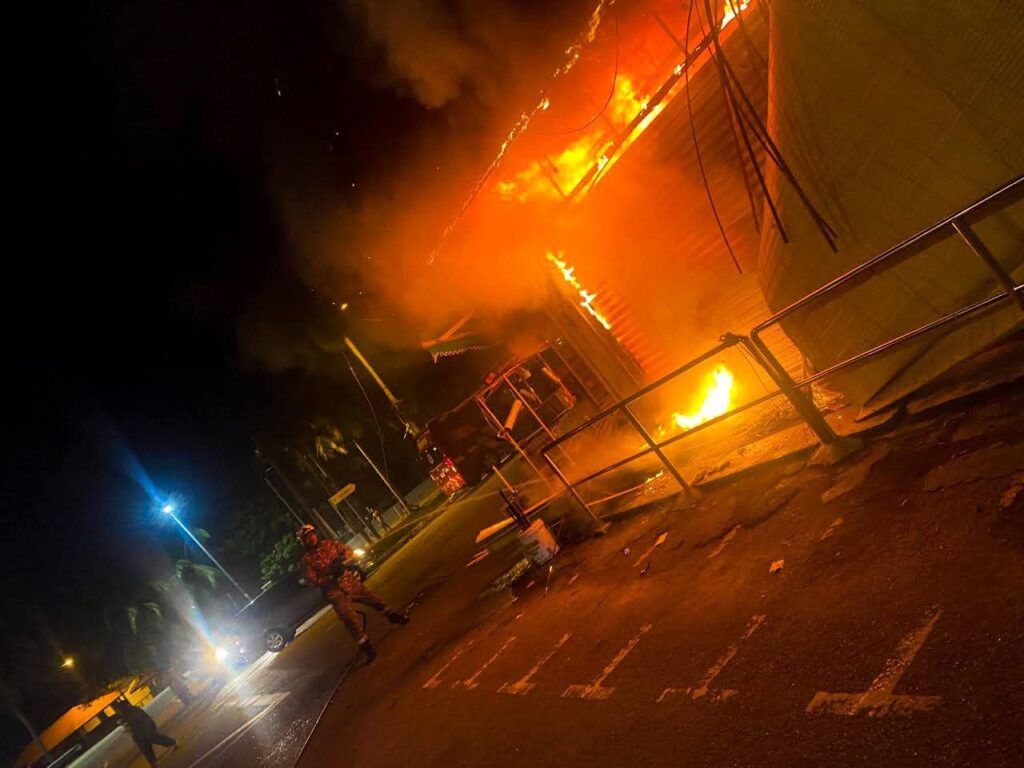 Pasar raya tumpuan di Merlimau terbakar 60 peratus