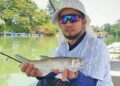 Santai memancing di Teluk Renjuna