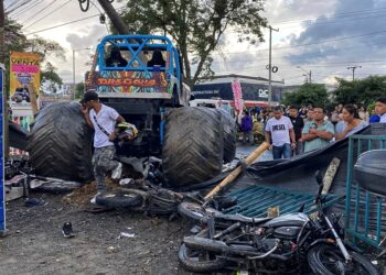 Trak raksasa ‘wheelie’ rempuh penonton