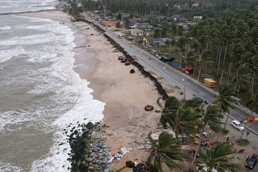 Pantai terhakis hingga 6.9 meter setahun