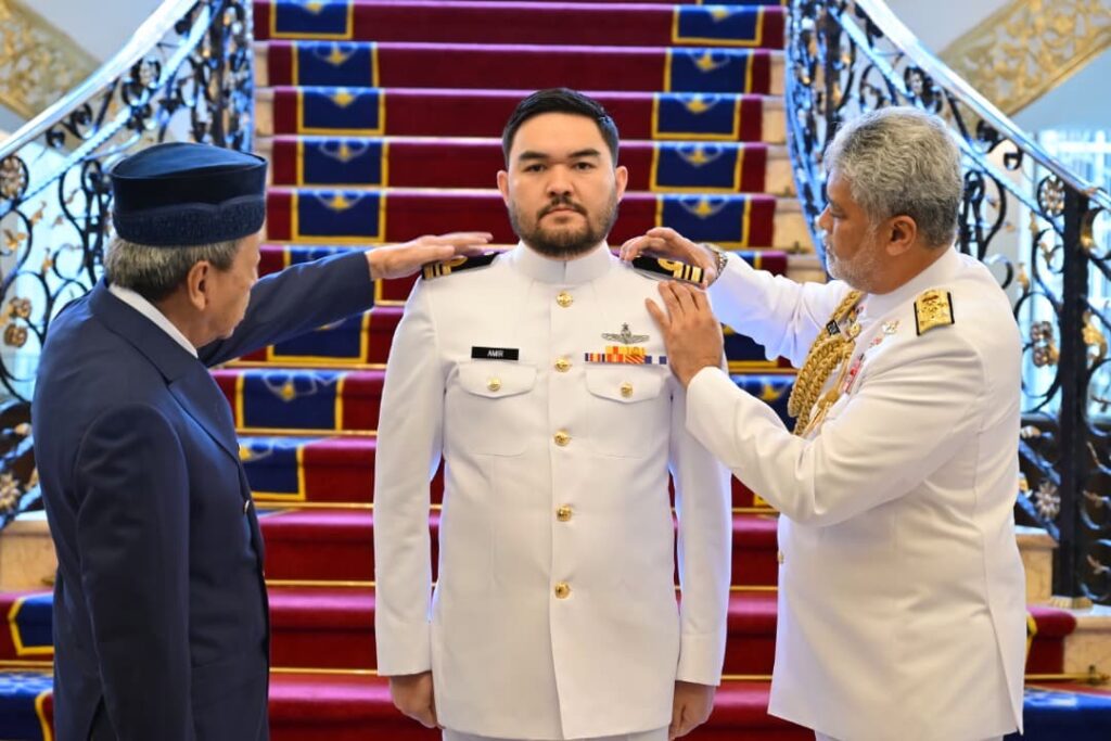 Tengku Amir Shah kini Leftenan Komander TLDM