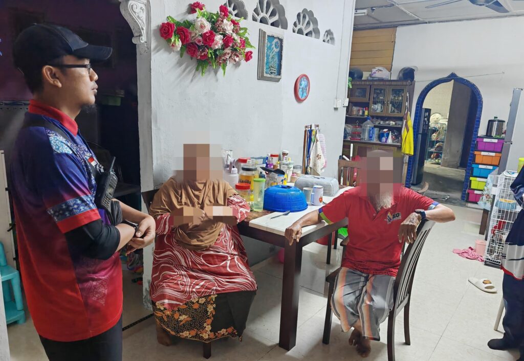 Pasangan warga emas dicekup bersekedudukan