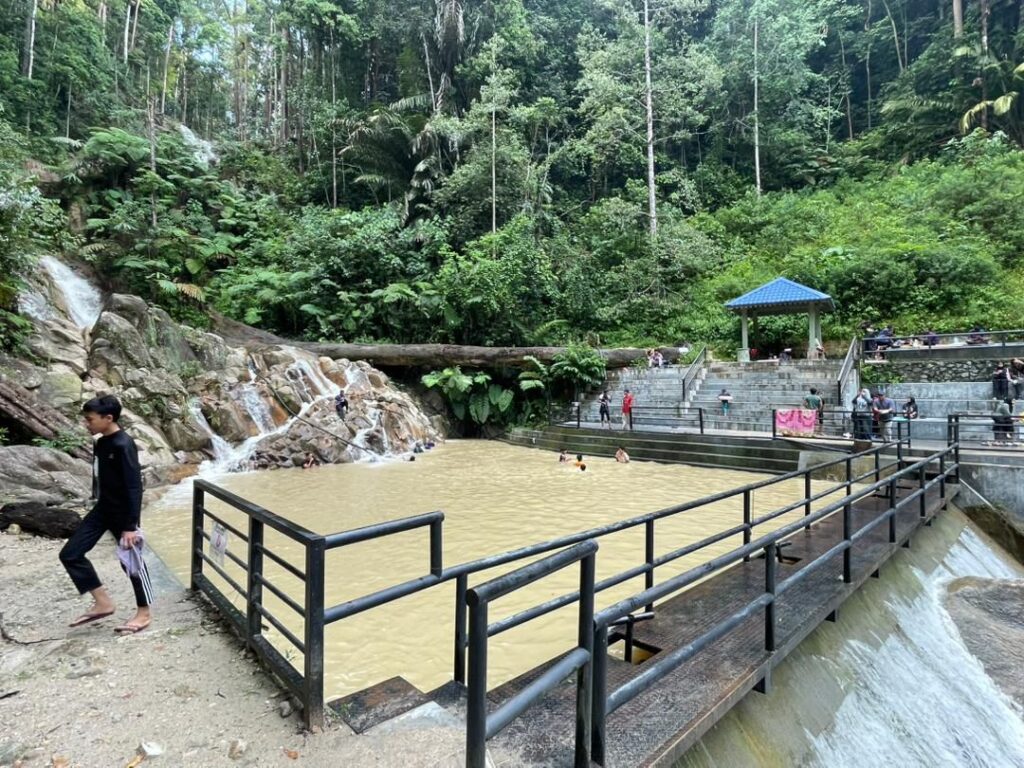 Budak perempuan lemas jatuh di Jeram Toi